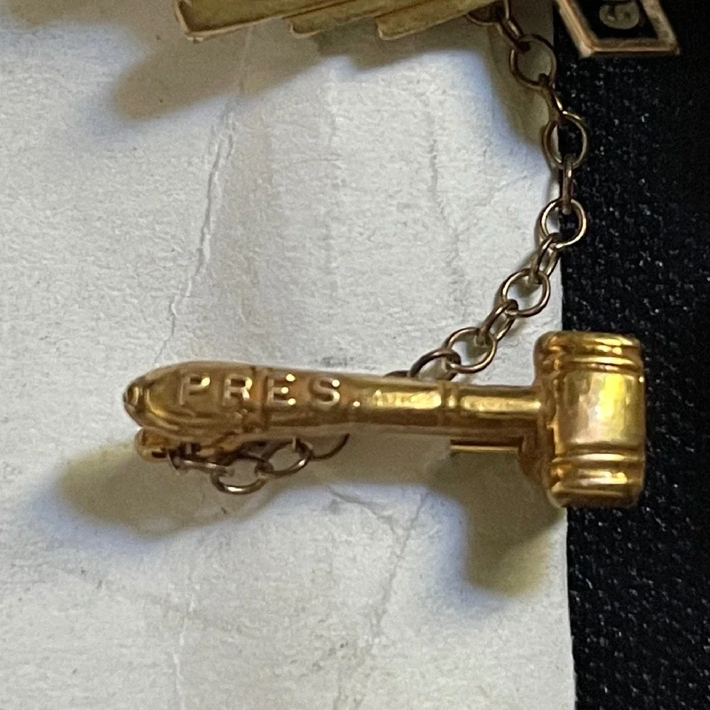 Vintage Girls League President Pin Gavel Brooch Gold Tone Officer Jewelry‎ GHS